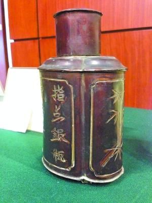 装“古董”大红袍的盒子已很斑驳。