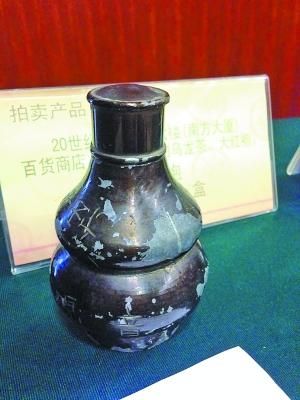 装“古董”大红袍的盒子已很斑驳。