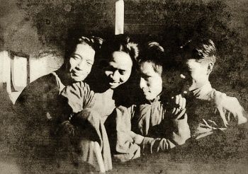 1928年秋徐悲鸿赴南京中央大学艺术系任教，经其安排吴作人、吕霞光、刘艺斯三人到中大艺术系徐悲鸿工作室旁听，图为四人合影，右起吴作人、王临乙、刘艺斯、吕斯百。