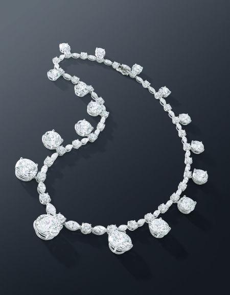 总重达85.33卡拉的足色全美钻石项链，Nirav Modi出品（估价：5,700万至6,500万港元／730万至830万美元）