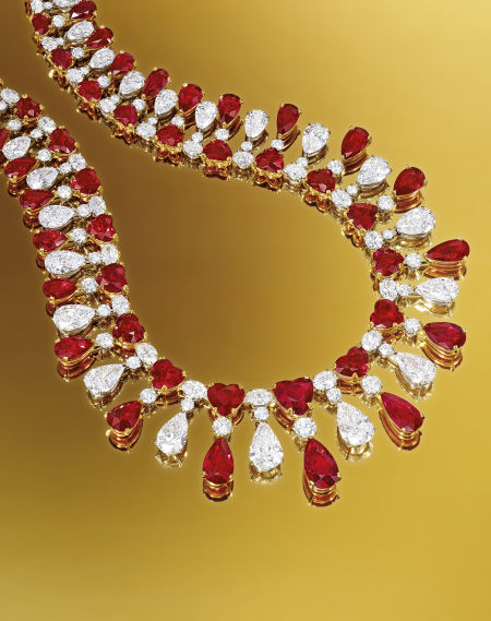 ：「红色皇者项链」（The Red Emperor，估价：6,800万至8,800万港元／870万至1,100万美元）， 60颗天然「鸽血红」缅甸红宝石共重104.51卡拉