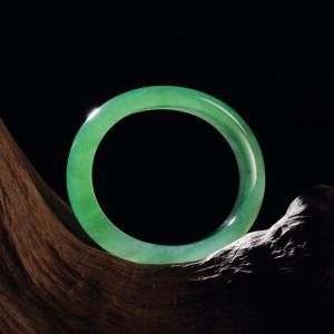 翡翠贵妃手镯 成交价：207万元 福建东南2013秋拍