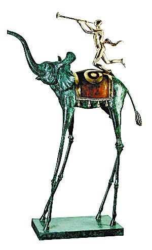 达利创作的青铜雕像《胜利之象》