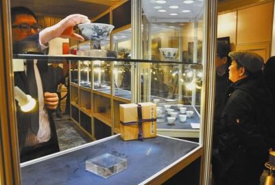 苏富比今秋上海预展现场。 请图片作者与本报联系以奉稿酬