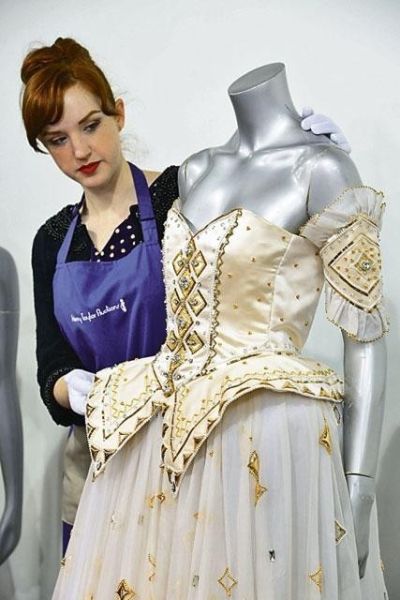 英国戴安娜王妃生前最爱礼服被拍卖