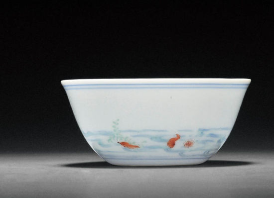 清雍正 斗彩落花流水纹卧足杯