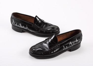 美国歌星迈克尔·杰克逊的一双亲笔签名皮鞋以3.2万美元拍出。