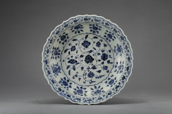 明嘉靖 青花缠枝花卉龙纹大盘 D77cm 成交价：9,545,000