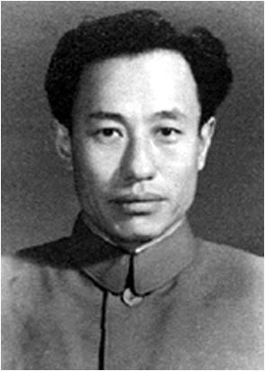 郭小川 (1919——1976)原名郭恩大，中国著名诗人。1955年到1961年，任中央作协党组副书记、作协书记处书记兼秘书长、《诗·刊》编委。主要著作有：《平原老人》、《投入火热的斗争》、《致青年公民》等。 