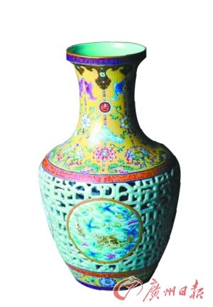 清乾隆珐琅彩“吉庆有余”转心瓶