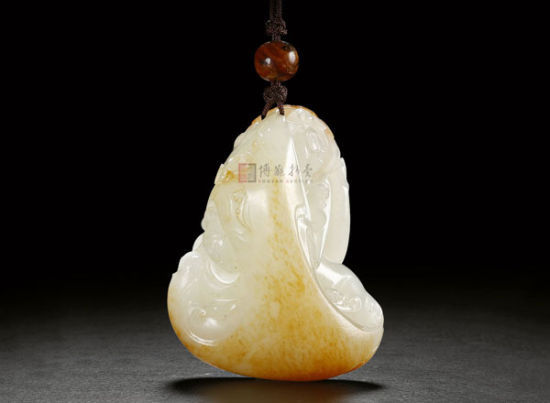 LOT10652 中国工艺美术大师吴德昇作品 和田玉籽料荷风香气把件