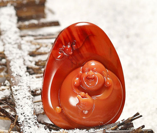 lot10553 中国玉雕大师侯晓锋作品 南红玛瑙福在眼前挂件