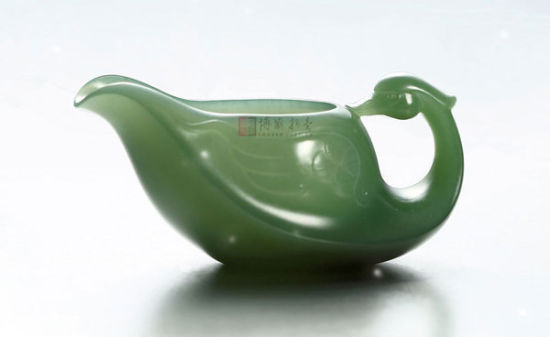 Lot10563 苏州玉雕名家马洪伟作品 碧玉鹅形水注