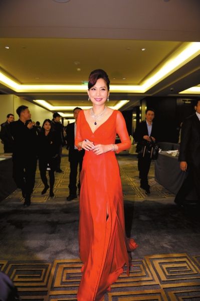 邝美云拍卖做慈善