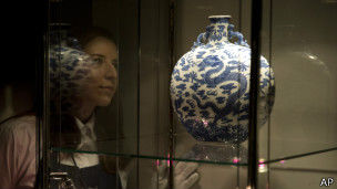 中国明清代青花瓷器一直是收藏热品。
