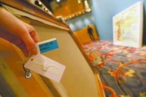 在即将开幕的北京艺术周拍卖会上，海关部门试行采用电子标签技术对部分艺术品实施监控。本报记者 孙戉摄