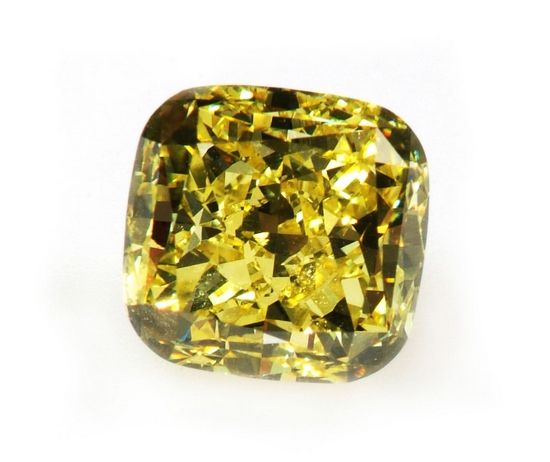 昨天在上海自贸试验区内的首场艺术品拍卖会上，一颗黄钻拍出最高价70万元人民币。