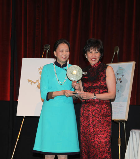 美国华人博物馆董事会主席唐贝洽女士为中国嘉德董事总裁王雁南女士颁发MOCA传承奖