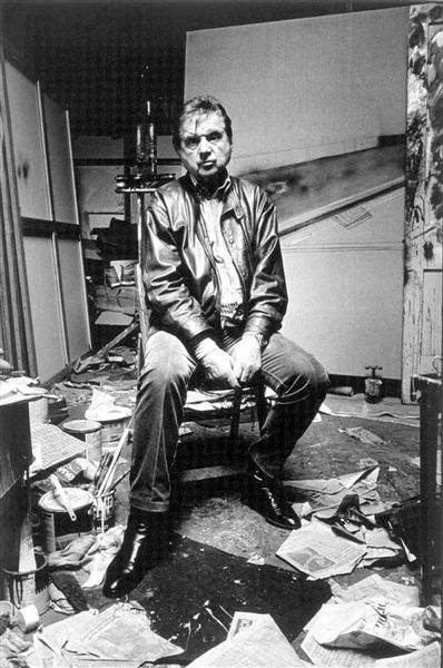 弗朗西斯·培根(1909-1992年)  出生于爱尔兰都柏林，成长于英国。1927年培根前往巴黎，参观了美术馆，因此对绘画产生了兴趣。他喜欢畸形和病态的主题，最擅长运用多变的技法以有力笔触表现人物形象的孤独、野蛮、恐怖、愤怒和兴奋。1992年，在西班牙马德里去世。