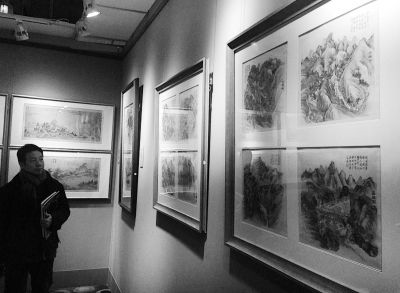 上午，嘉德在北京国际饭店进行秋拍作品预展，只展出了8册页的《葛洪山八景》“高仿”图，真品估价为750万到1000万之间 摄/法制晚报记者 曹博远