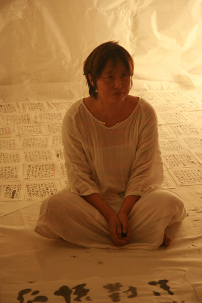 艺术家肖鲁辟谷七天后出关 正在接受媒体采访