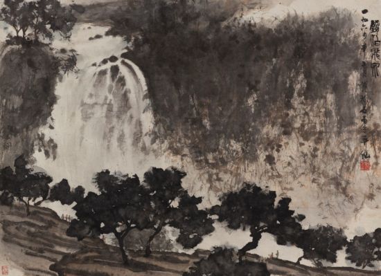 傅抱石(1904-1965) 镜泊飞泉 纸本镜心 82.5×110cm 展览：《纪念傅抱石诞辰105周年收藏大展》，保利艺术博物馆，2009年10月30日至11月10日。 出版： 1.《傅抱石名作精选集萃——纪念傅抱石105周年》，P238-239，文化艺术出版社，2009年10月。 2.《新金陵画派代表人物作品选》P49，浙江人民美术出版社，2010年2月。 著录：《傅抱石年谱》(增订本)P458，上海书画出版社，2012年。