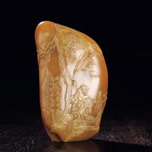 郭懋介作田黄石《溪山孤旅》薄意摆件  重150g