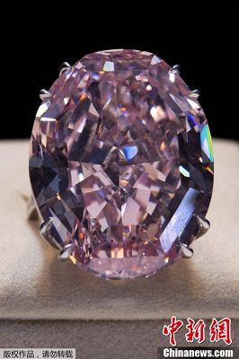 这颗粉钻重59.6克拉