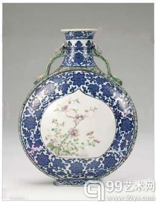 中国清代乾隆款识官窑暗花缠枝花卉纹描金开光抱月瓶