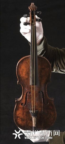 这把提琴属于乐师华莱士·哈特利。