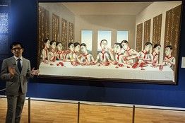 在苏富比于香港举行的媒体预览会上，该公司的专家正在介绍曾梵志的画作──《最后的晚餐》。