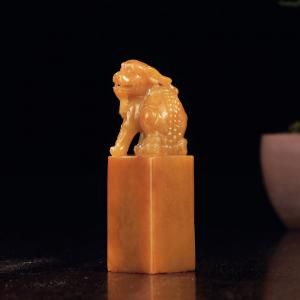 田黄石双角瑞兽章　重73g 福建东南2013秋拍