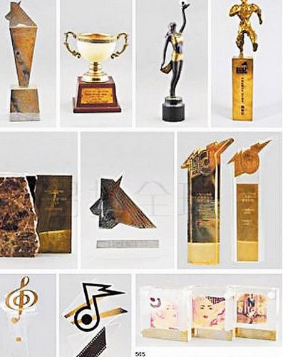 梅艳芳曾获的奖座将要拍卖。图片</p>

<p>　　梅艳芳2003年病逝，据悉她身后遗产近4亿元，成立信托基金，除给予4名侄子女的读书基金、捐赠妙境佛学会等，也包含给梅妈的生活费。</p>

<p>　<strong>　遗产基金所剩无几</strong></p>

<p>　　10年来，每月支付梅妈的生活费从28万元，调涨至60万元，据悉去年流动资金仅剩约36万元。于是她在寿山村道的故居以5.5亿元售出，因即将交屋，屋中遗物也需拍卖。</p>

<p>　　据拍卖行职员透露，共405项、总数近1000件遗物待卖，包括挚友刘德华亲写的心经墨宝、她的旧爱近藤真彦的唱片、偶像贝克汉姆的签名足球，及金马奖、香港金像奖、最受欢迎女歌手奖座，这些意义非凡的单品，竟仅被估价约1890元。前天故居已开放给登记的买家和粉丝参观，有粉丝感叹：“好可惜，以后阿梅的遗物永远不会聚在一起。”</p>

<p>　<strong>　关锦鹏悲诉10年情</strong></p>

<p>　　金马奖今年50周年，昨纪念活动播出梅艳芳1987年领奖片段：“我手上拿的是我梦寐以求，我心愿的金马奖，今天美梦成真。”</p>

<p>　　金马执委会将推出《那时此刻》专书，访谈历届得奖帝后及导演，其中邀关锦鹏撰文梅艳芳的部分，他写下：“晃眼十年，你就像我一些移民美加、澳洲的好朋友，少见面了，少联系了，可惜现在手机可以微信，我没法加你，让我用迅速方法知道你最近可好！”并重提梅艳芳曾告诉他，很后悔没接演他的《阮玲玉》。</p>

<p>&nbsp;</p>
<!-- publish_helper_end -->
                 

					<div class=