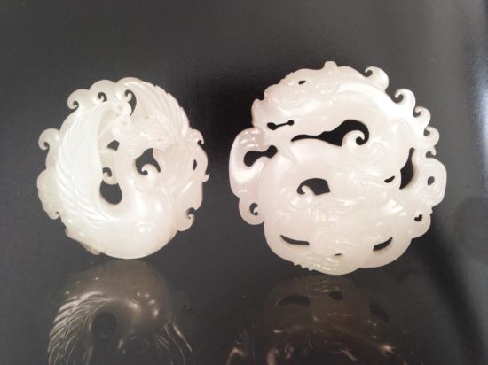 配图：中国玉雕大师蒋喜作品 和田玉籽料龙凤牌