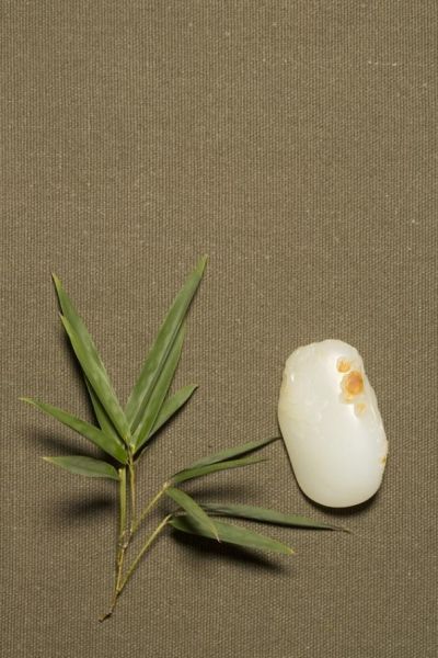 配图：本场拍品-中国玉雕大师瞿利军作品 和田玉籽料 岁寒三友把件