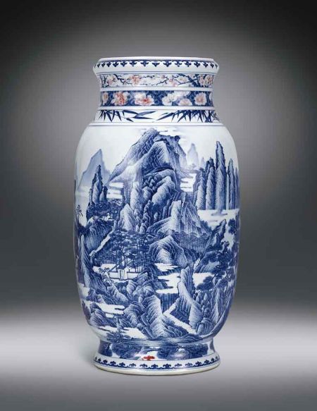 清乾隆 青花釉里红“匡庐图”灯笼瓶