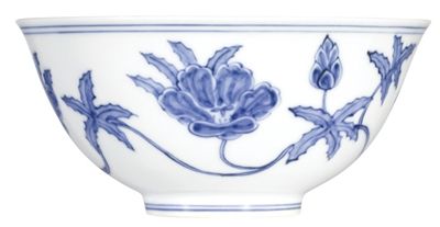 10月8日 明成化青花缠枝秋葵纹宫盌拍出1.41亿港元。