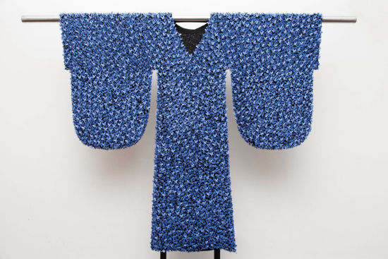 郑祎《福II》，2012年作，陶瓷、布料，160 x 181 公分   