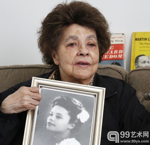 巴罗显示自己高中时代的旧照片。