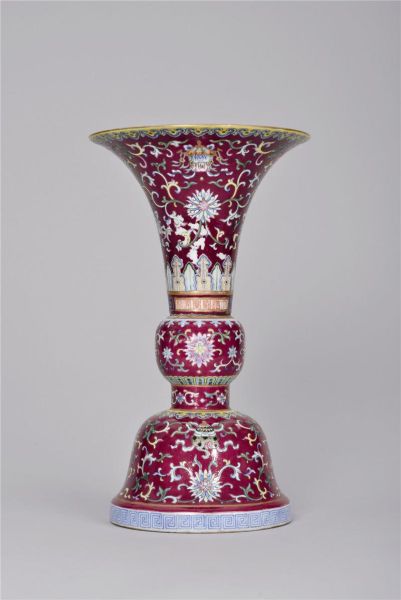 清嘉庆 胭脂地粉彩佛教八吉祥图花觚