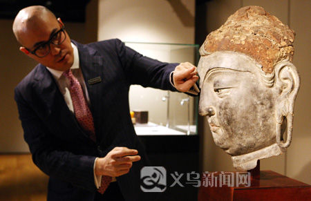 　昨日，苏富比亚洲区副主席、中国瓷器及工艺品部国际主管仇国仕介绍即将拍卖的佛头像。