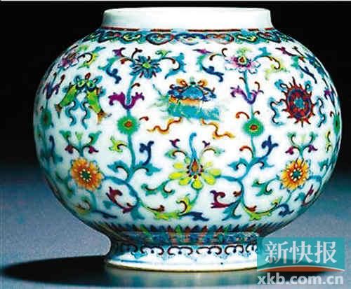 清乾隆斗彩莲托八吉祥纹圆罐 今年5月底春拍中成交价315万港元（约合人民币248.4万元），而在2月底在伦敦的一场小拍中的价格只有32000英镑（约合人民币30.6万元）。