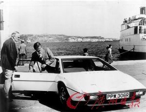 这辆莲花Esprit是邦德心爱的座驾。