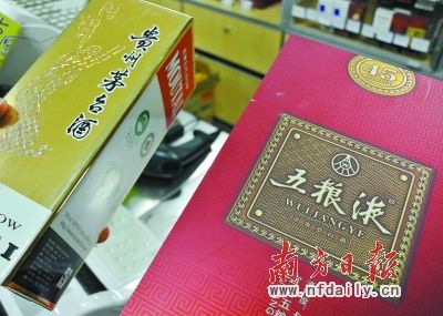 名牌白酒深受藏家喜爱。新华社发