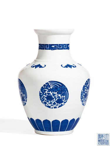 Lot7015 清乾隆 青花团凤牡丹浮雕五蝠莲瓣纹尊 成交价（含佣金）：3,795,000元