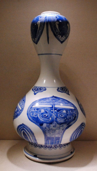 【清康熙 青花仿青铜兽面蒜头赏瓶】