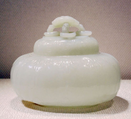 【清乾隆 和田白玉痕都斯坦灵芝钮三环盖罐】