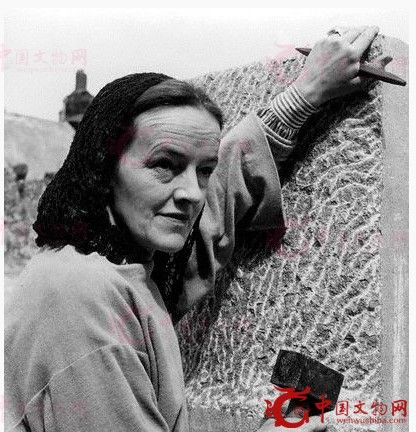 图为英国著名雕塑家芭芭拉·赫普沃斯。
