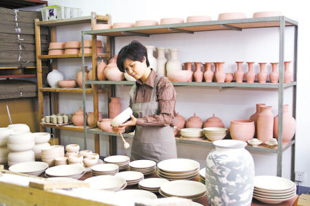 施珍陶艺制作场景。