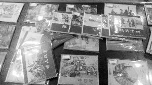 拍卖会上竞拍的连环画。本报记者 马星 摄 